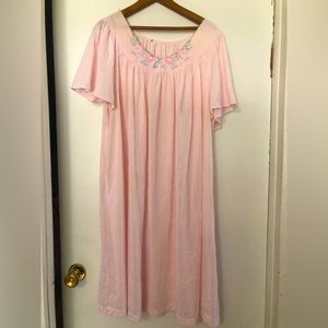 Vintage 1960s shadow line nightgown! Look at detail on neck! So soft
